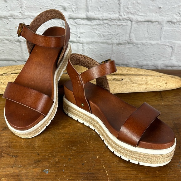 MIA Kiera vegan leather platform sandal with single strap/buckle. Size 7.5 - Picture 1 of 13